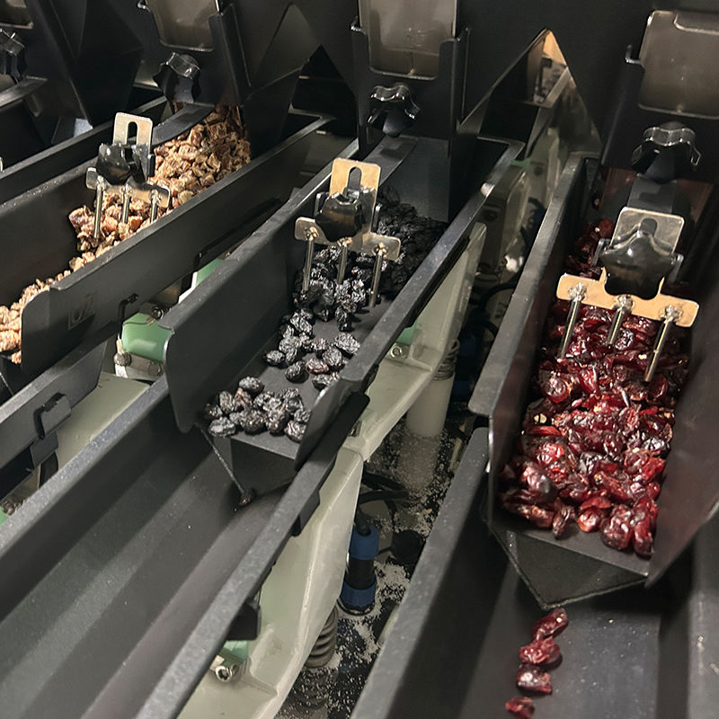 آلة تعبئة الأكياس الجاهزة لأعلاف الطيور، آلة تعبئة طعام الكلاب والقطط، معدات تعبئة الحبيبات متعددة الوظائف، آلة وزن متعددة الرؤوس