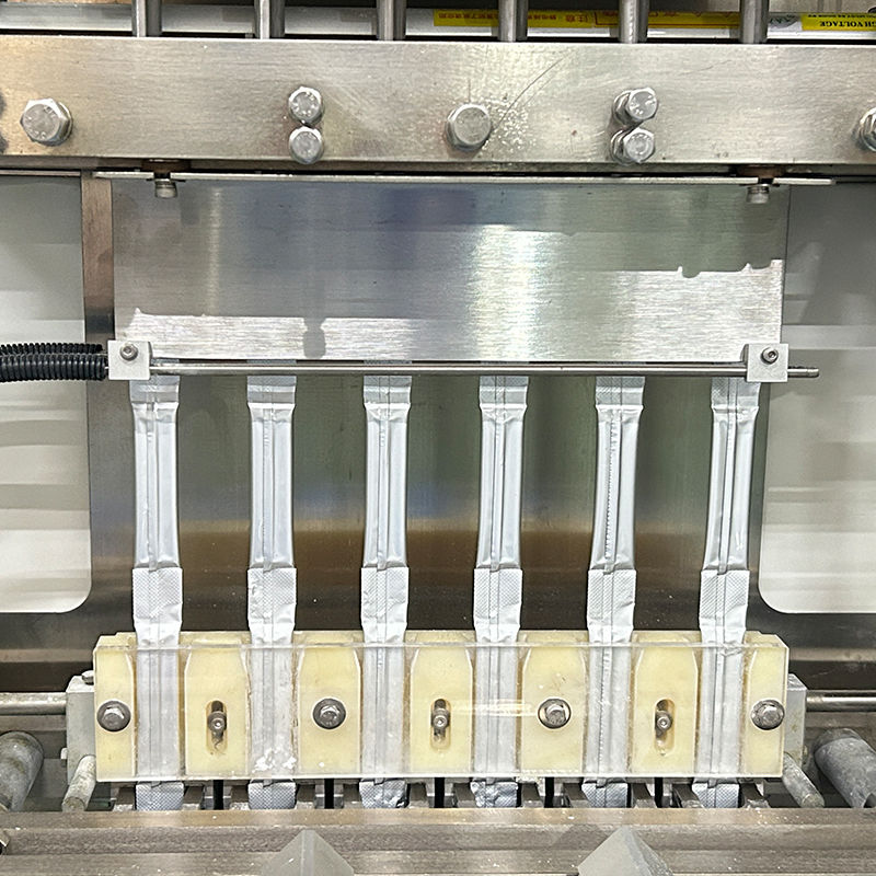 آلة تعبئة وتغليف وختم أكياس السوائل متعددة المسارات الأوتوماتيكية لعصائر المصاصات والآيس كريم متعددة المسارات عالية السرعة