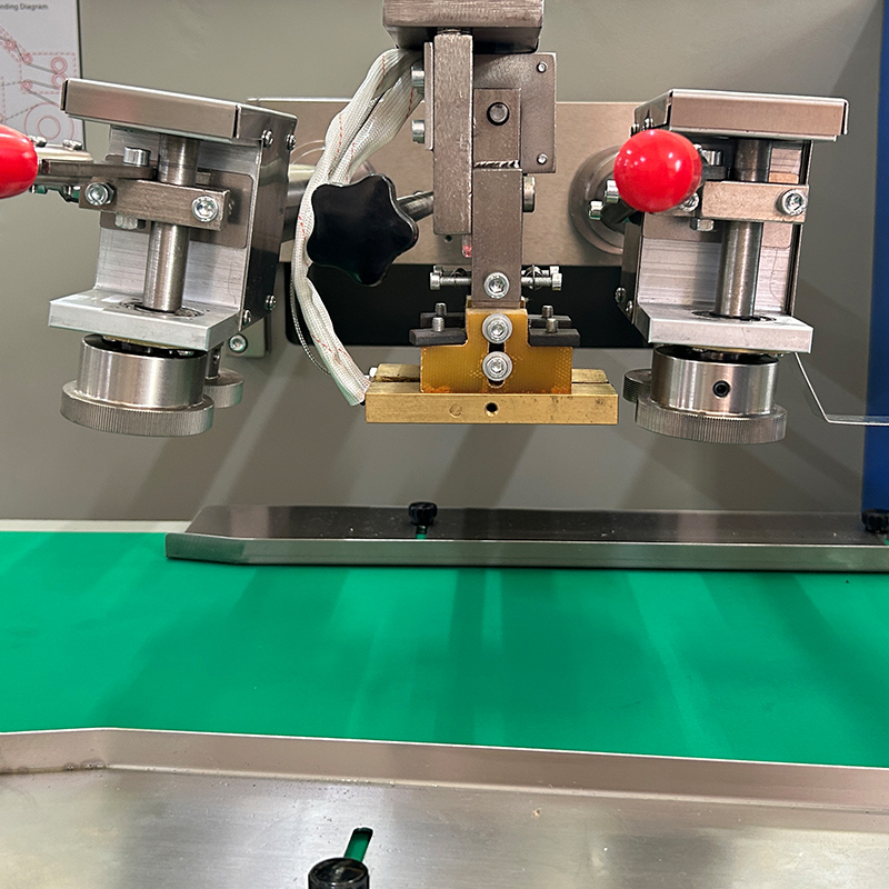 آلة تعبئة أكياس الوسادة التلقائية 30-80 علبة/دقيقة للتعبئة الغذائية