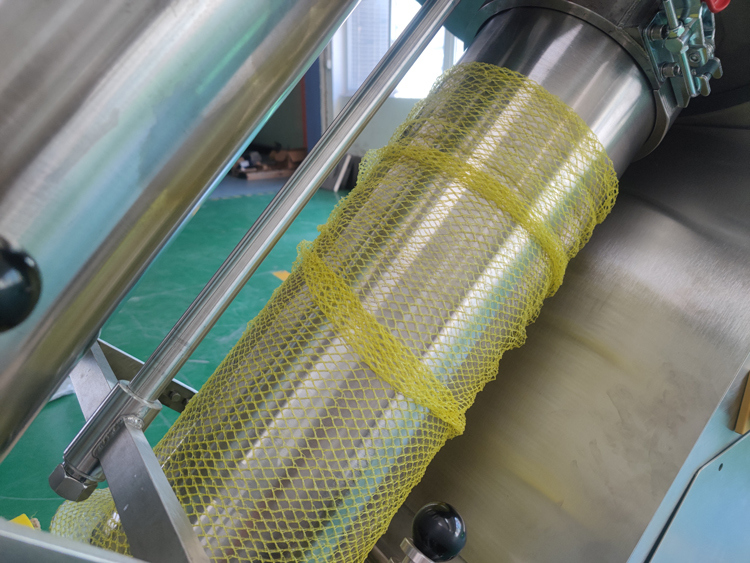 آلة تعبئة كيس صافي تلقائي نطاق الوزن 3g-5000g لتعبئة الخضروات الفواكه البطاطس الزنجبيل الفواكه الحمضية