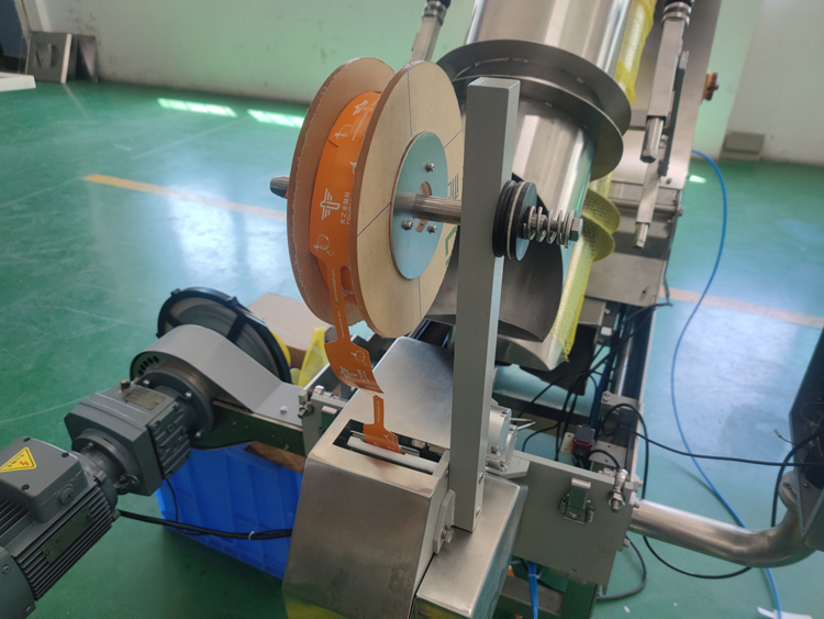 آلة تعبئة كيس صافي تلقائي نطاق الوزن 3g-5000g لتعبئة الخضروات الفواكه البطاطس الزنجبيل الفواكه الحمضية